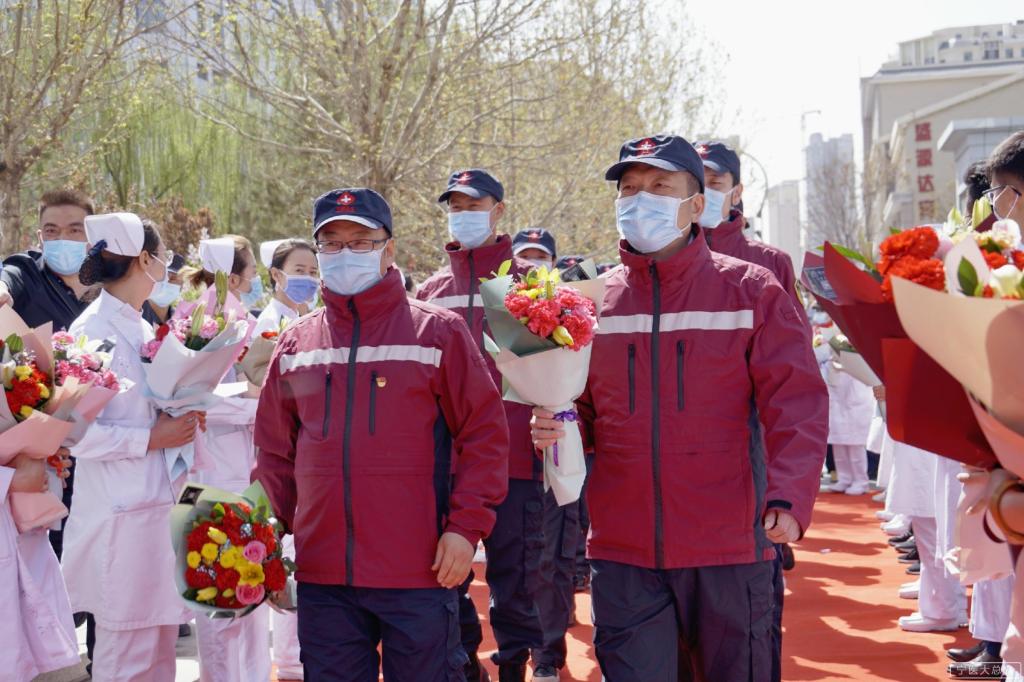 平安凱旋鮮花獻英雄我院舉行援助醫療隊歡迎儀式